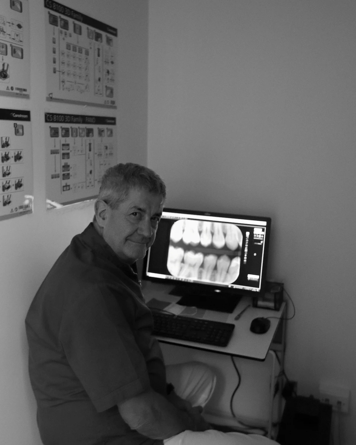 Il Dr. Mario Massironi mentre illustra una radiografia
